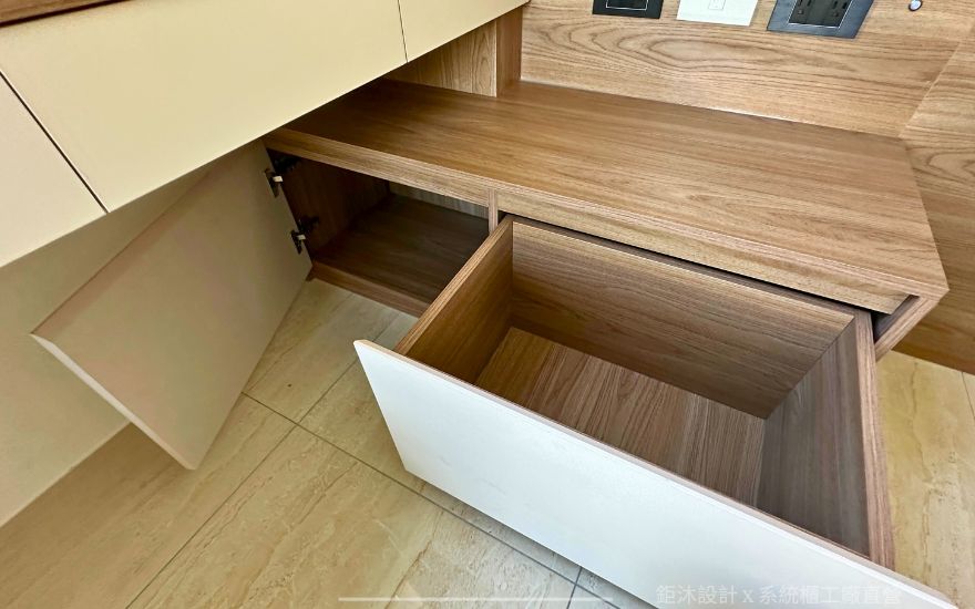 窗邊收納櫃抽屜與門片