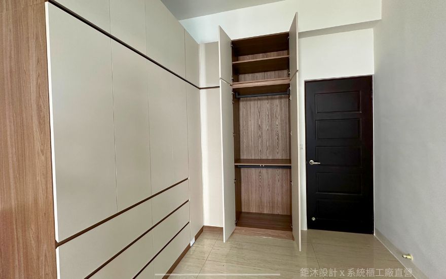 系統衣櫃內開門，吊掛區