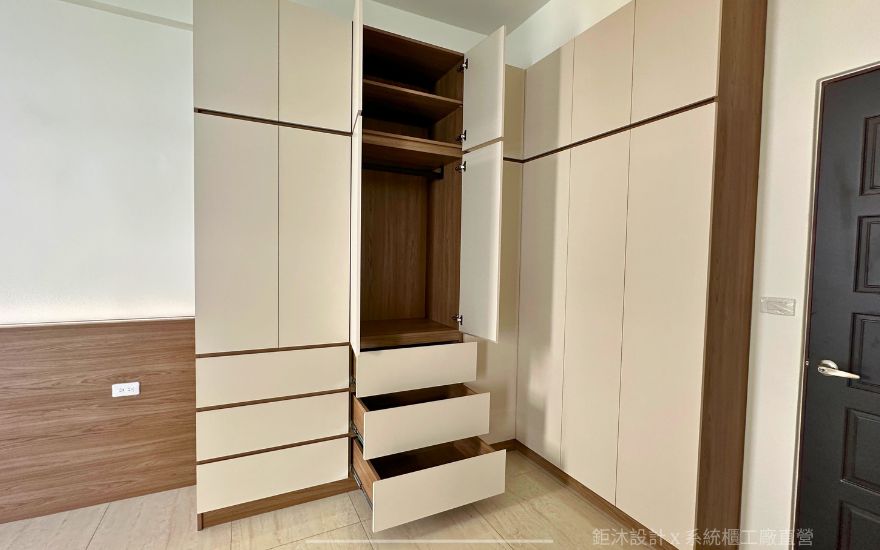 衣櫃中段抽屜與上層空間