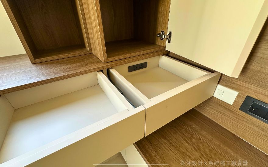 書桌抽屜與桌面內建插座