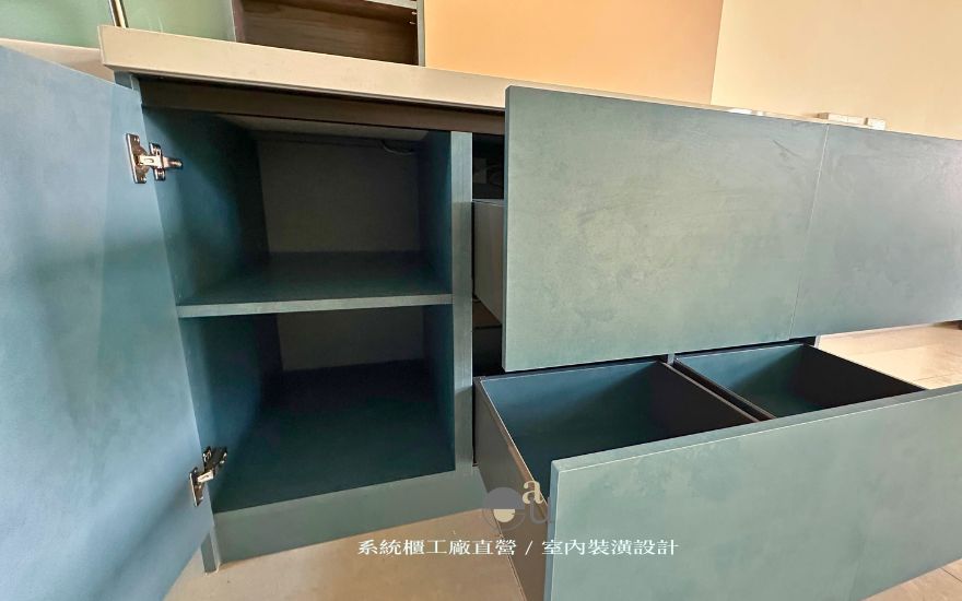 嘉義系統櫃設計，莫蘭迪藍無把手餐邊櫃下櫃抽屜開啟細節與石英石檯面對比