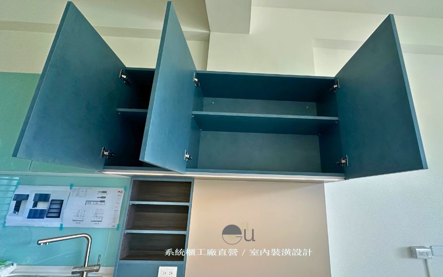 嘉義系統櫃直營工廠，E1級低甲醛防潮系統板材（蠟染絲綢藍）上櫃開啟後的內部收納空間