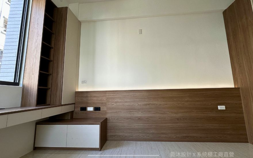 床頭背牆與書桌全景