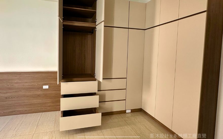 衣櫃抽屜全開，內部木紋