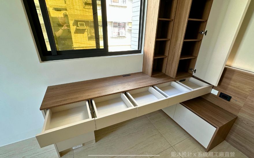 書桌抽屜打開，內部空間