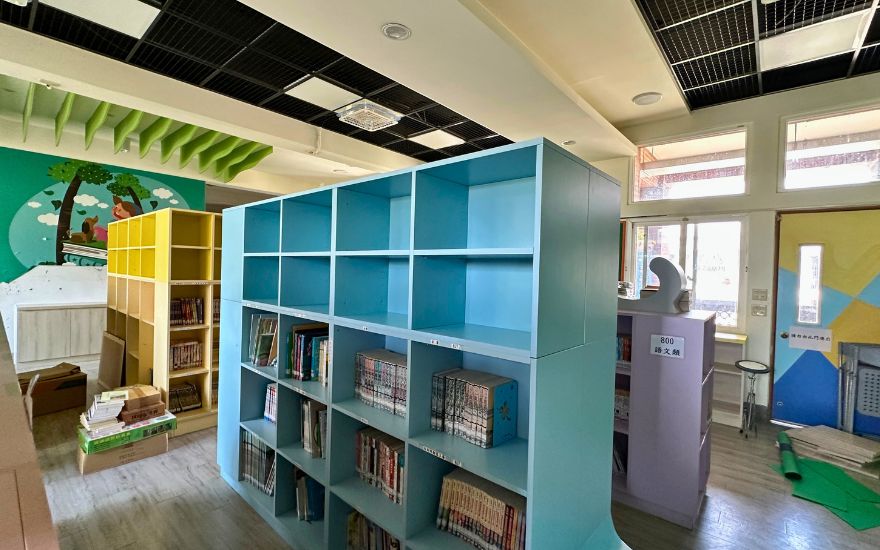 國小圖書室藍色書櫃