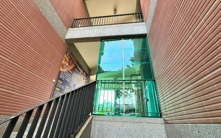 校園樓梯間擋雨板