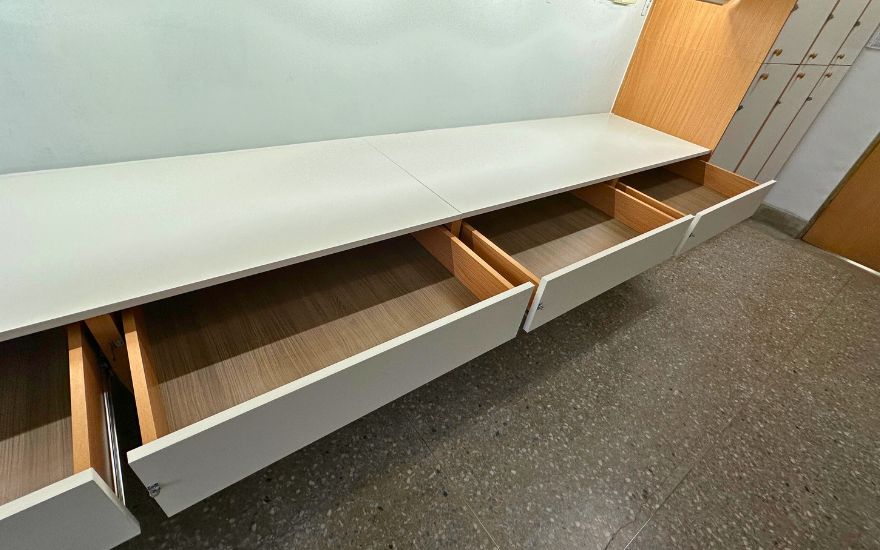 學生宿舍書桌抽屜