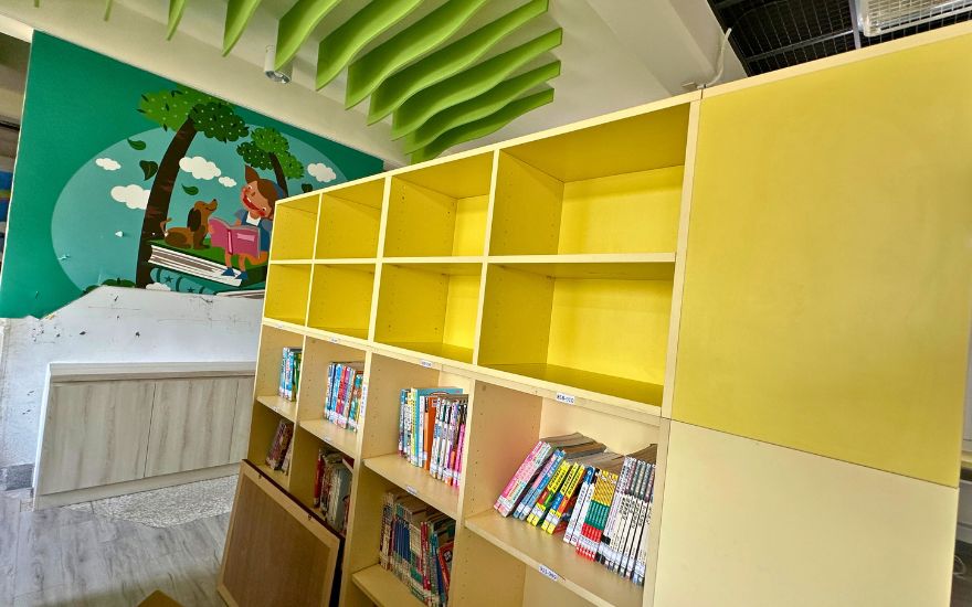 圖書室黃色客製書櫃