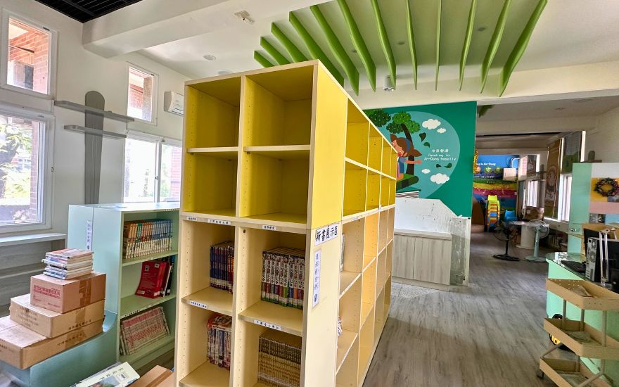 黃色書櫃及淺色書櫃組合