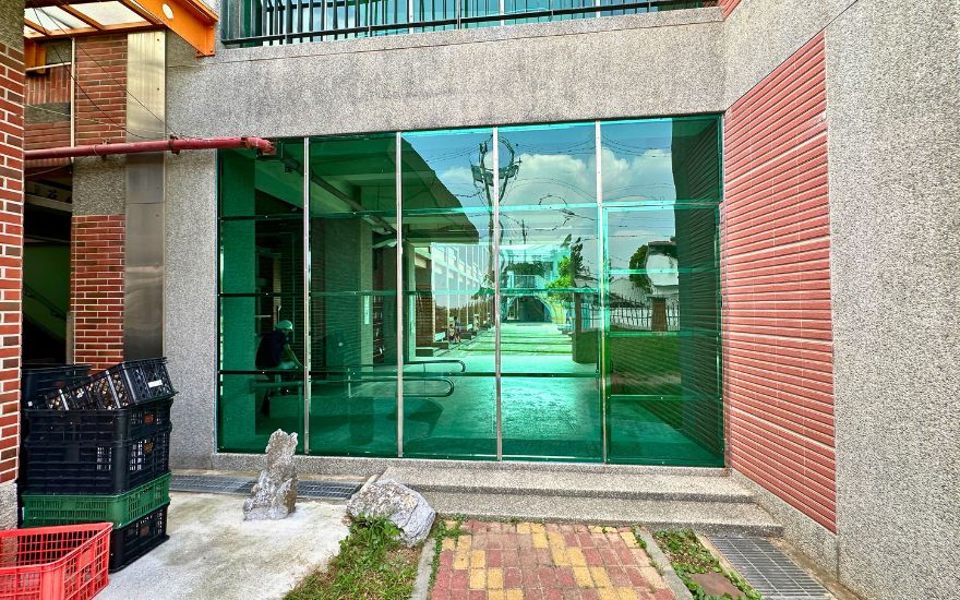 校園戶外擋雨玻璃牆