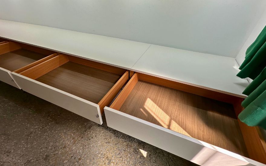 學生宿舍抽屜打開