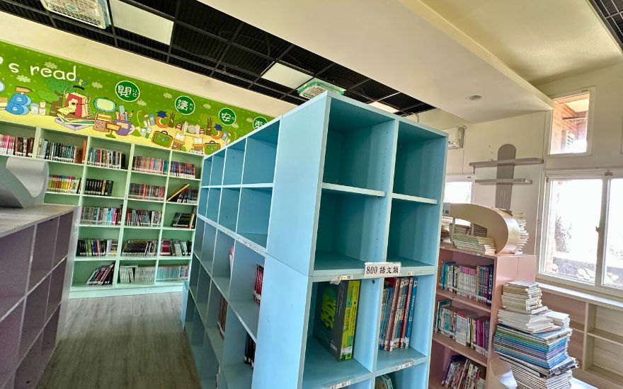 兒童閱讀區彩色書櫃
