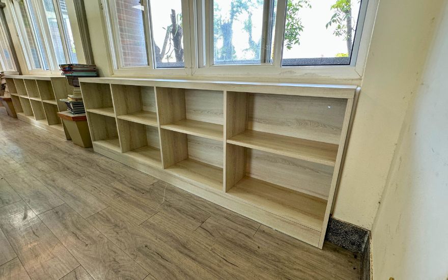 靠窗矮櫃書架展示區